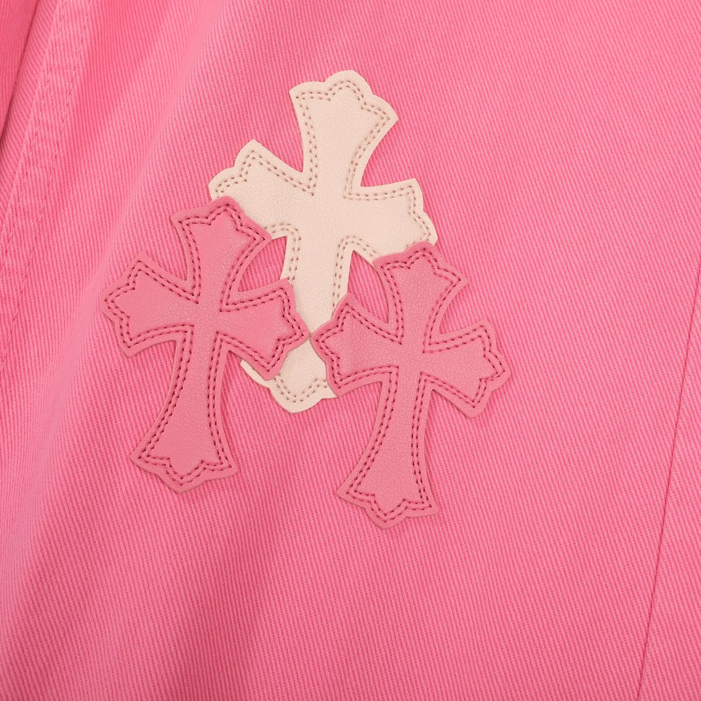 P260 Chrome hearts｜ch Chrome Hearts Limited Barbie Pink Leather Jeans for Girls - Charming dopamine personalized jeans, indispensable for fashionistas, the same model for celebrities, and one touted by many bloggers. This new pair of pants is perfect in terms of shape and upper body. It is no exaggeration to say that making a pair of jeans is equivalent to making 20 short-sleeved pieces. The fabric is made of high-quality imported denim. It has a unique high-end texture. I am very satisfied with it after washing and proofing several times.  Color: Barbie Pink Size: 28/30/32/34 Waist: 74/76/78/80 Pants Length: 101/102/103/104